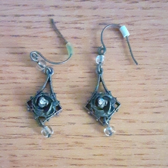 unbranded Jewelry - Elegant Silver Floral Earrings